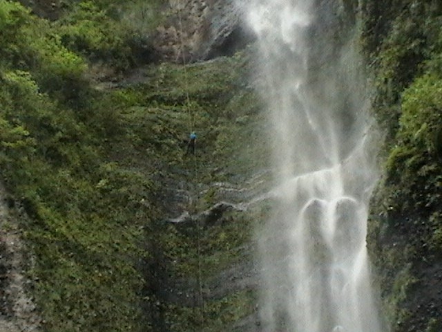 Rappel en cascada.jpg